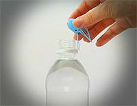 水を貯めたペットボトルの中へマジックペットを入れる。